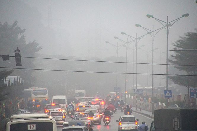 Hà Nội chìm trong sương mù và nồm ẩm